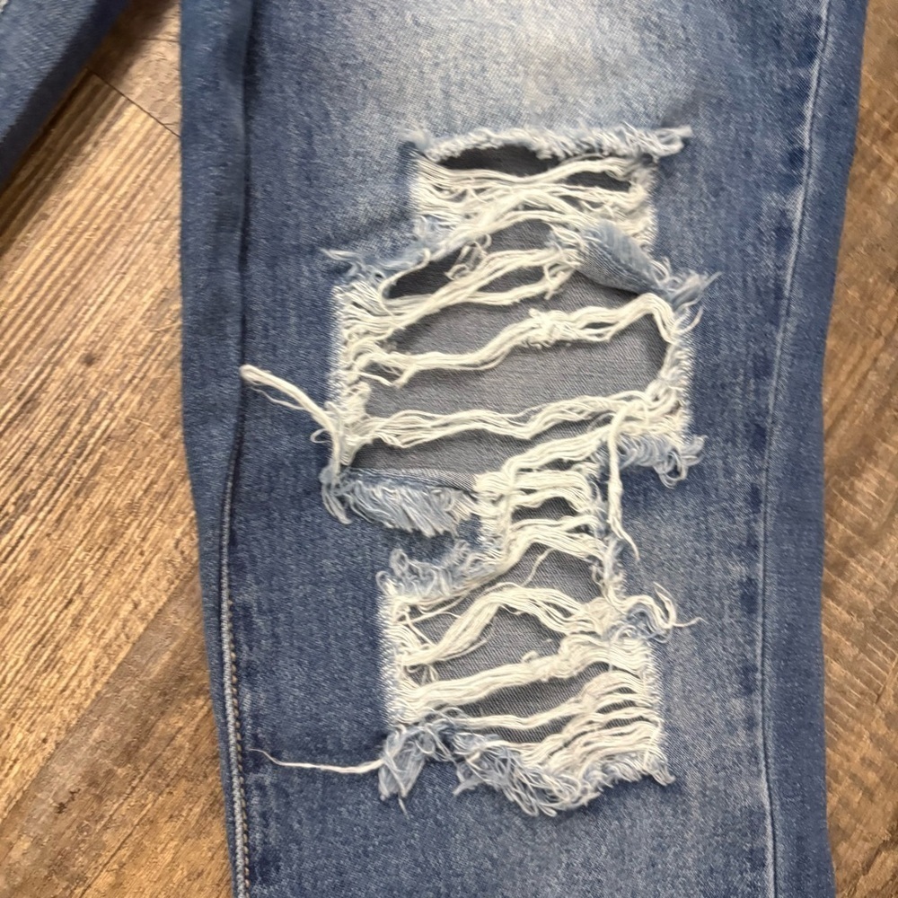 Fashion nova size 3 capri style distressed jeans - Picture 3 of 11